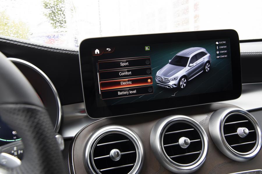 Детали интерьера Mercedes-Benz GLC300 e 4Matic (X253) 2019 года  (WW) (фото 9 из 16)